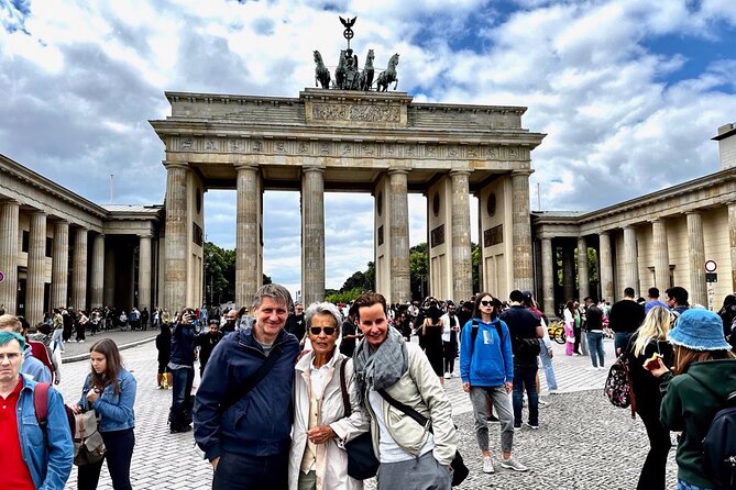 Welcome/Farewell SightseeingTaxi Tour +Transfer from/to the airport - Along Unter den Linden: Linden trees, power, and the street as a story