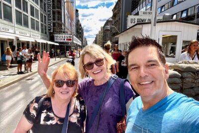 Welcome/Farewell SightseeingTaxi Tour +Transfer from/to the airport - Door-to-door Berlin: The route’s rhythm from Gate to neighborhoods